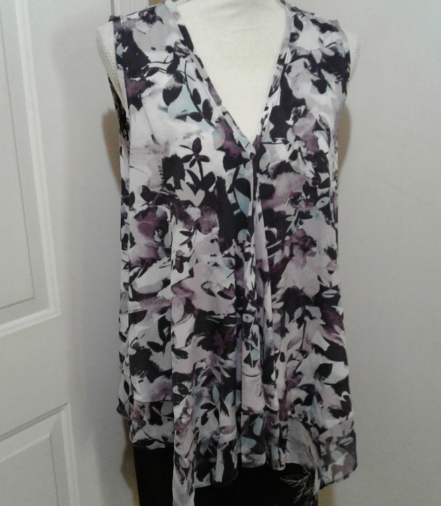 🌺 Just Like New Simply Vera Wang Lovely Sleeveless Blouse
